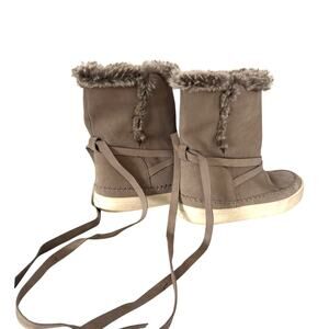 Tom’s cozy comfy boots size 8.5